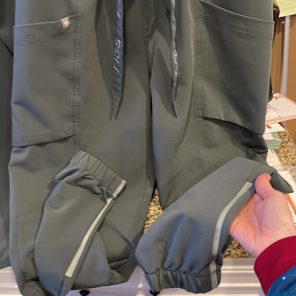 Figs set small stretchy waist with material tie joggers XS top . - Picture 7 of 12